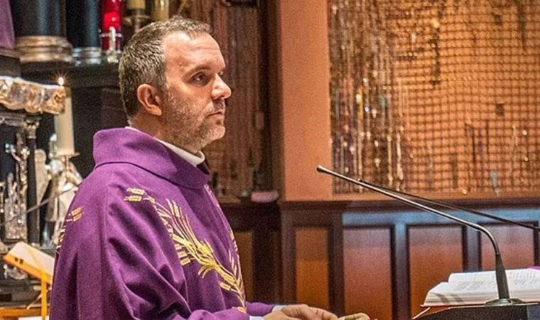 Kendini rahip olarak tanıttı...