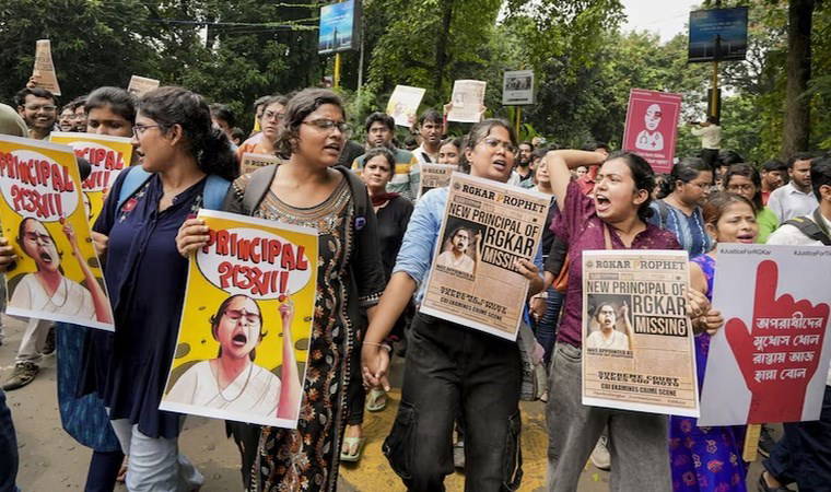 Hindistan'da göstericiler ile polis arasında çatışma çıktı