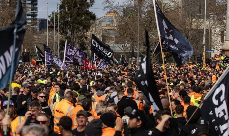 Avustralya'da on binlerce işçi, hükümetin sendika yönetimine el koymasını protesto etti