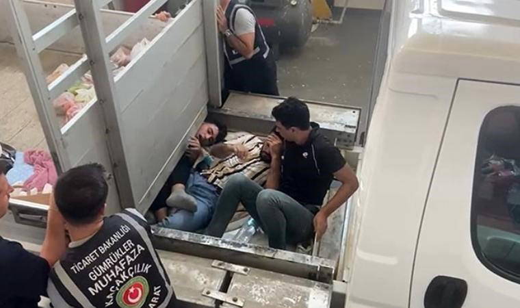 Şeytanın bile aklına gelmez! Sığınmacıları kamyonet kasasındaki özel bölmede kaçırıyorlardı