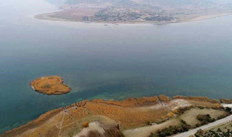 DEM Parti'li Gergerlioğlu, Eğirdir Gölü'ndeki çekilmeye işaret etti