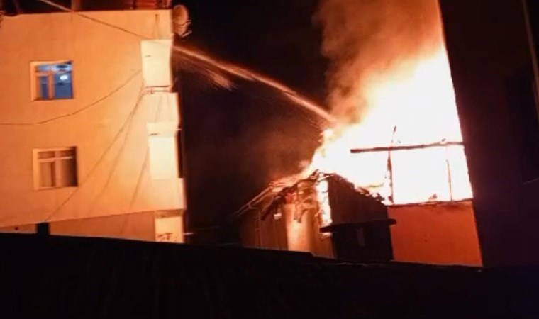 Pendik'te faciadan dönüldü: Kimyasal maddelerin depolandığı çatı alev alev yandı!