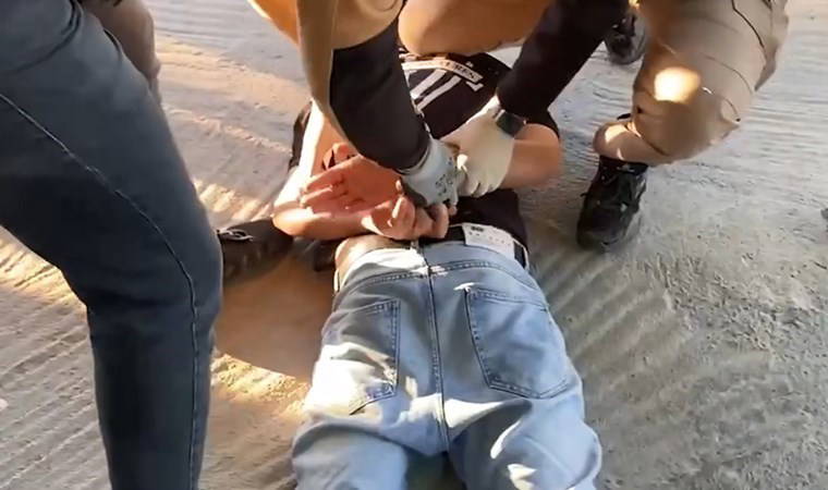 Midesinde taşıdığı 1 kilo uyuşturucuyla yakalandı