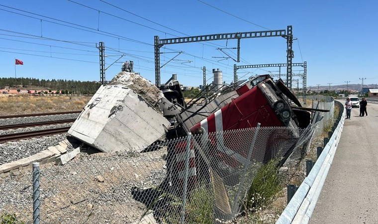 Sivas'ta lokomotif devrildi: 2 yaralı