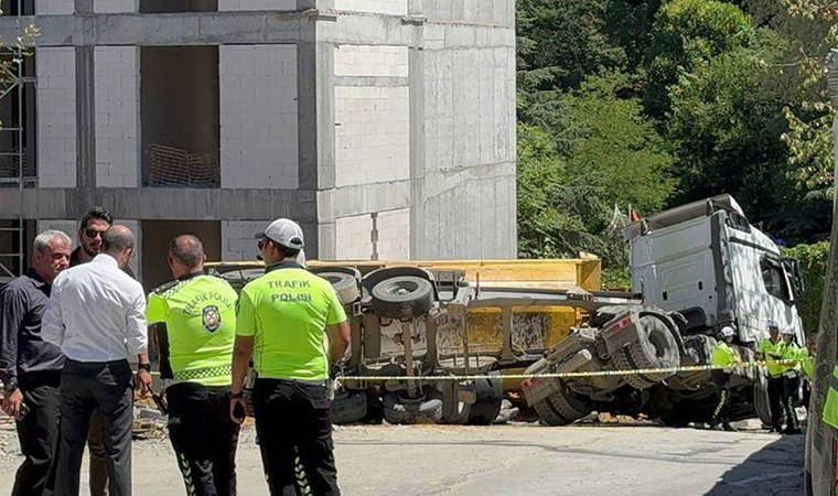 İstanbul Sarıyer’de yan yatan kamyonun altında kalan işçi öldü