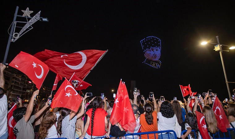 İzmir'de görsel şölen: 500 dron Körfez’de unutulmaz anlar yaşattı
