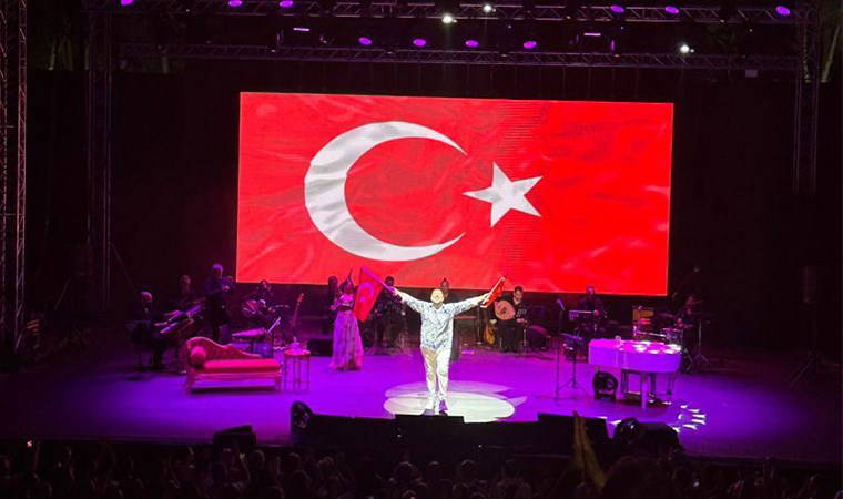 Ata Demirer'in 30 Ağustos coşkusu! Sahnesinde Türk bayrağı dalgalandırdı
