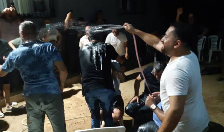 Düğünde ilginç anlar... Damat tarafına davul zurna eşliğinde şampuanla duş aldırdılar