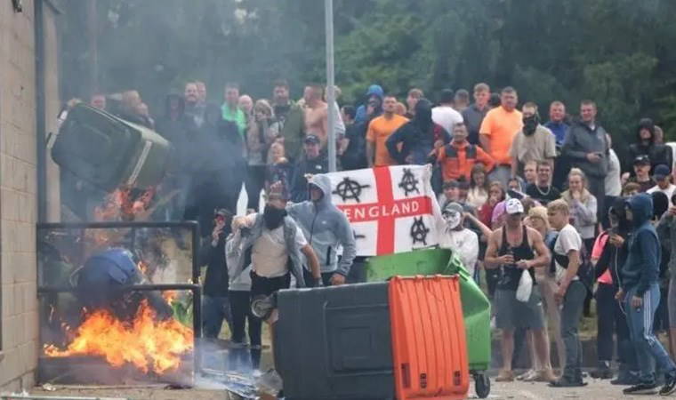 İngiltere'de aşırı sağcılar sığınmacıların kaldığı oteli yakmaya çalıştı