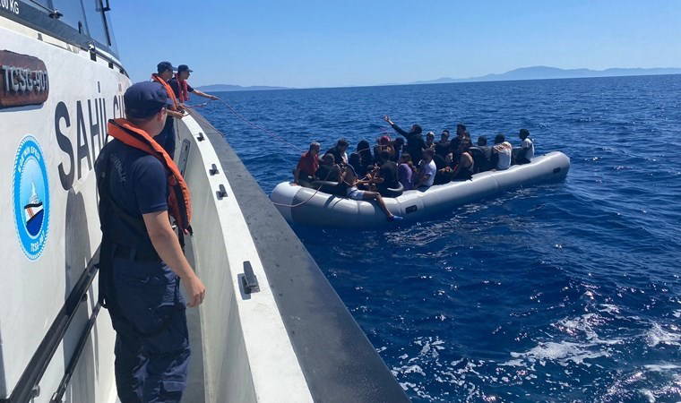 İzmir açıklarında 59 kaçak göçmen kurtarıldı