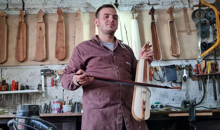 Dedesinden çalmayı ve yapmayı öğrendiği kemençeyi İznik'te üretip, dünyaya satıyor