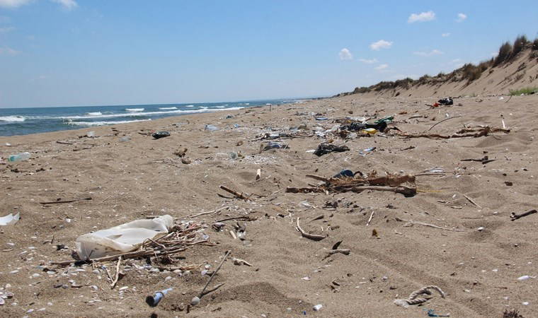 2 kilometrelik kumsal çöple kaplandı