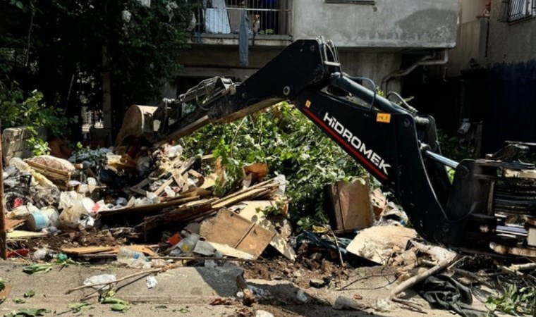 Adana'da bir evden 15 kamyon çöp çıktı