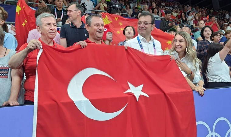 Özgür Özel Paris'te: ‘Sağ yanımda Mansur Yavaş sol yanımda Ekrem İmamoğlu olduktan sonra bu takımı kimse yenemez’