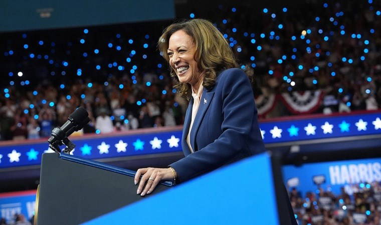 Kamala Harris'ten ilk seçim mitinginde gövde gösterisi