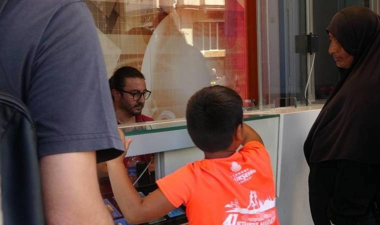 Turistlerden aldığı parayı döviz bürosunda bozduran dilenci yakalandı