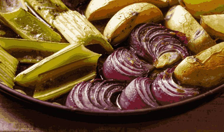 Akşam yemeğinde ne pişirsem diye düşünenlere... Enfes sebze kebabı tarifi!