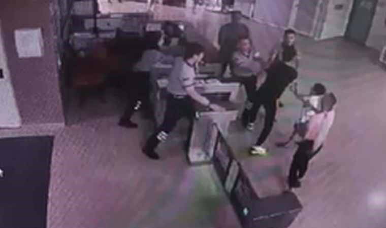 Hasta yakını gazinin, güvenlik görevlileriyle yaşadığı arbede kamerada