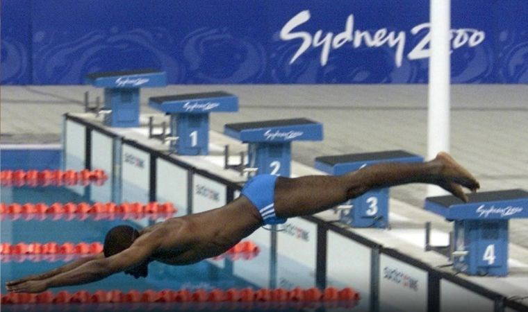 Olimpiyatlarda yüzme bilmeyen yüzücünün efsane hikayesi! Eric 'Yılan Balığı' Moussambani'nin olağanüstü serüveni