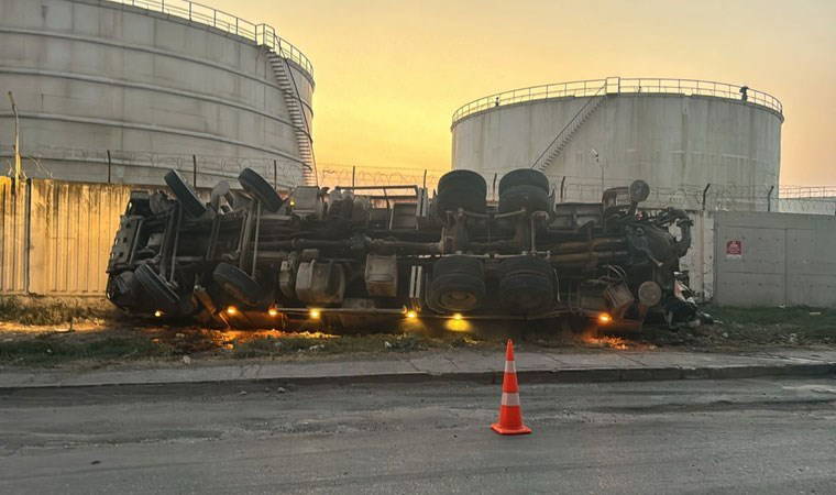 Hatay'da freni patlayan TIR devrildi