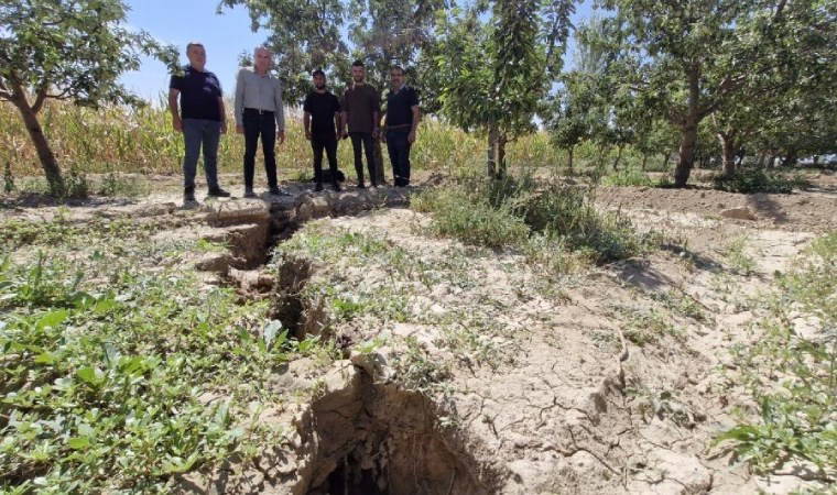 Bahçede 100 metrelik yarık oluştu!