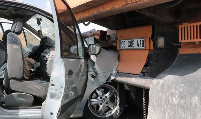 Ankara'da otomobil hafriyat kamyonuna çarptı: 2'si ağır, 5 yaralı