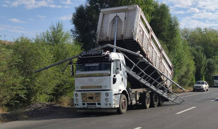 Damperi açık kamyon KGYS direğini devirdi: Trafik tek taraflı ulaşıma kapatıldı