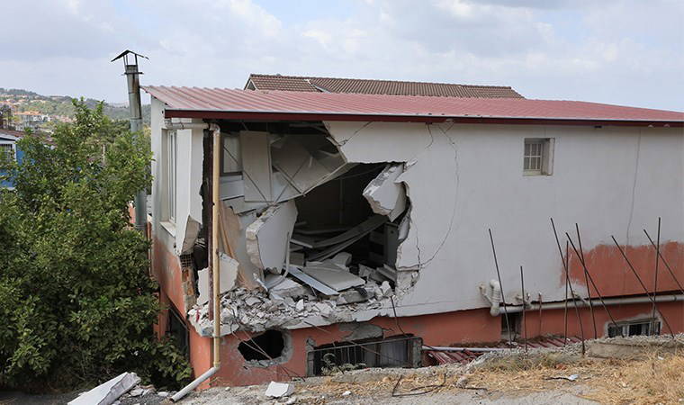 Çöp kamyonu mutfağa daldı: 1 yaralı