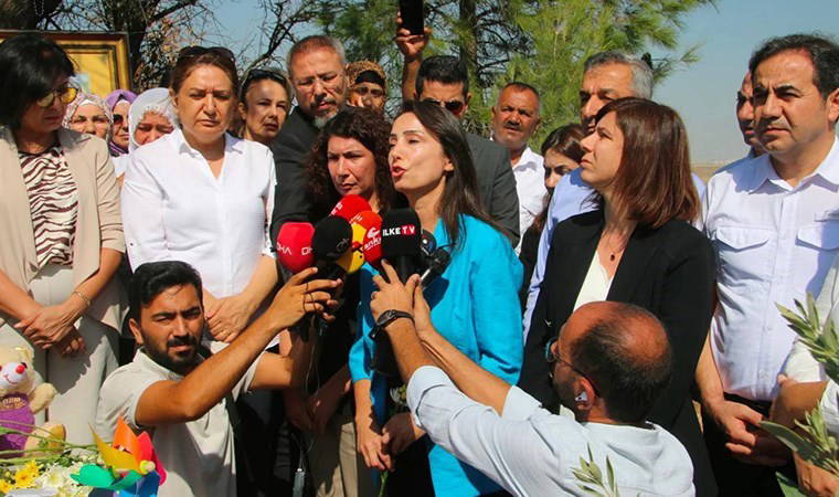 DEM Parti'den Narin Güran'ın mezarına ziyaret: 'Bu sıradan bir cinayet değil'