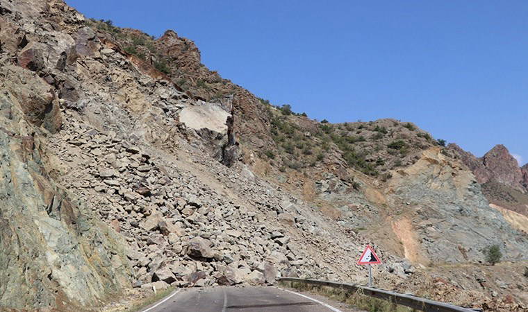 Oltu - Artvin karayolu heyelan nedeni ile 3 gündür kapalı