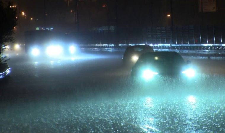 İstanbul'da yağış gece saatlerinde etkili oldu