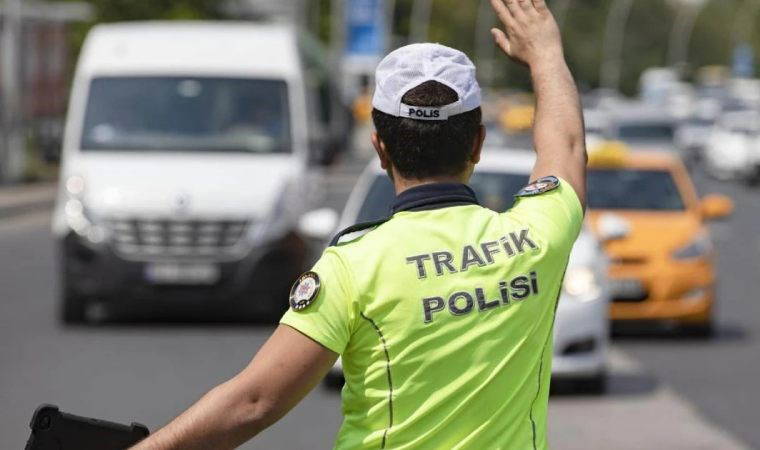 Kocaeli'nde durdurulan araçta 750 kaçak cep telefonu ele geçirildi