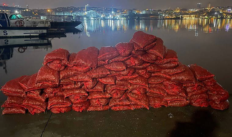 Eminönü’nde 3 ton kaçak midye ele geçirildi