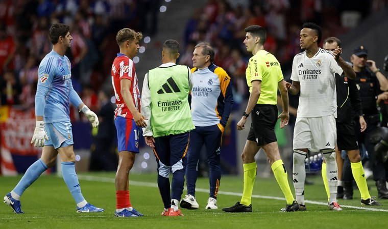 Takımlar soyunma odasına gitti: Atletico Madrid - Real Madrid derbisi durdu!