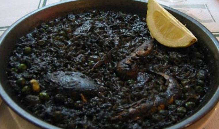 İspanyol mutfağının siyah inci lezzeti: Arroz Negro tarifi