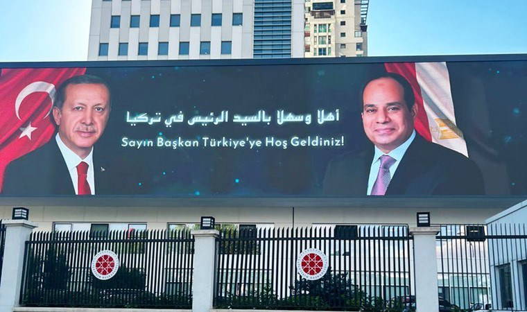 Nereden nereye… 12 yıl önce ‘darbeci’ denilen Sisi’ye İletişim Başkanlığı’ndan ‘hoş geldiniz’ pankartı