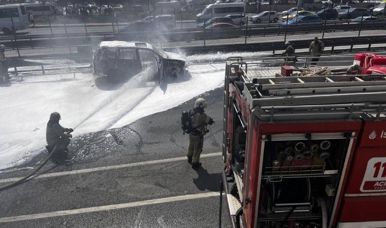 E-5 karayolu seyir halindeki araç alev alev yandı