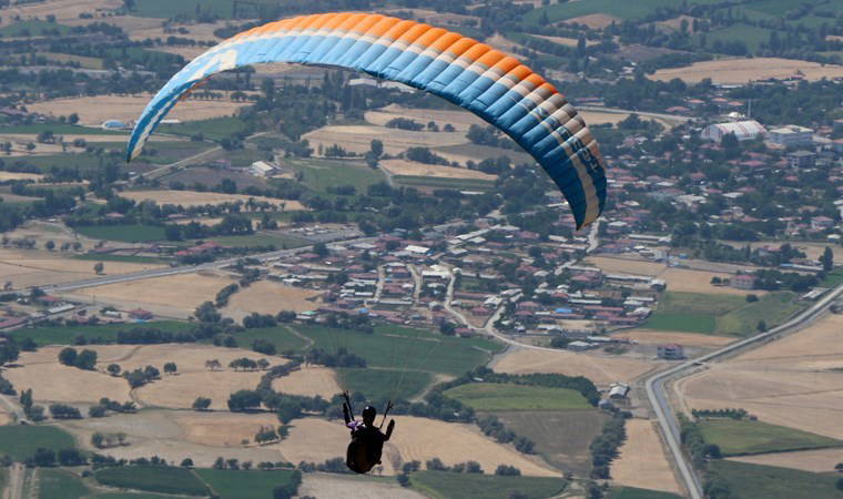 Dağda mahsur kalan paraşütçü 7 saat sonra kurtarıldı
