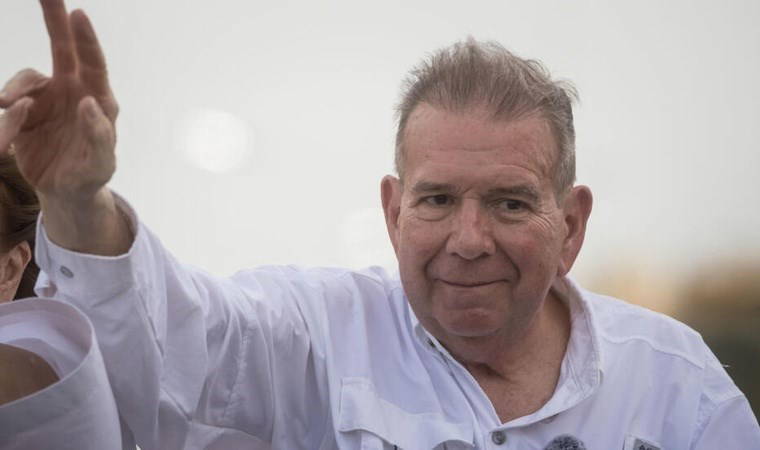 Ülkeyi apar topar terk etti...