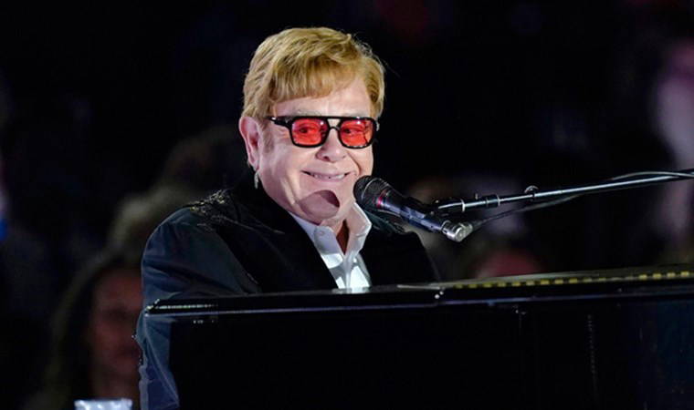Görme sorunuyla mücadele ettiğini açıklayan Elton John: 'Mezar taşıma harika bir baba yazın'