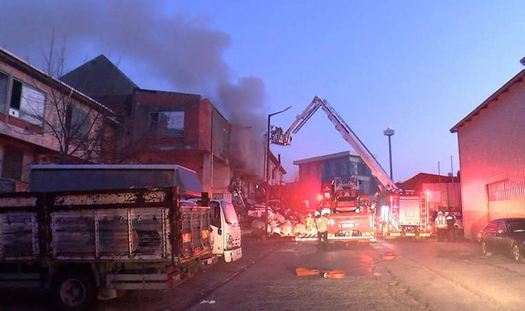Başakşehir'de oto yedek parça dükkanında korkutan yangın! Gökyüzünü siyah dumanlar kapladı...