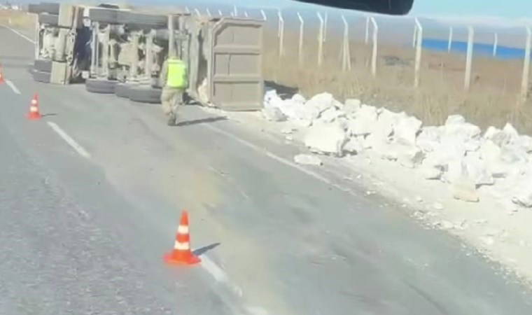 Siirt'te hafriyat kamyonu devrildi: 1 yaralı!