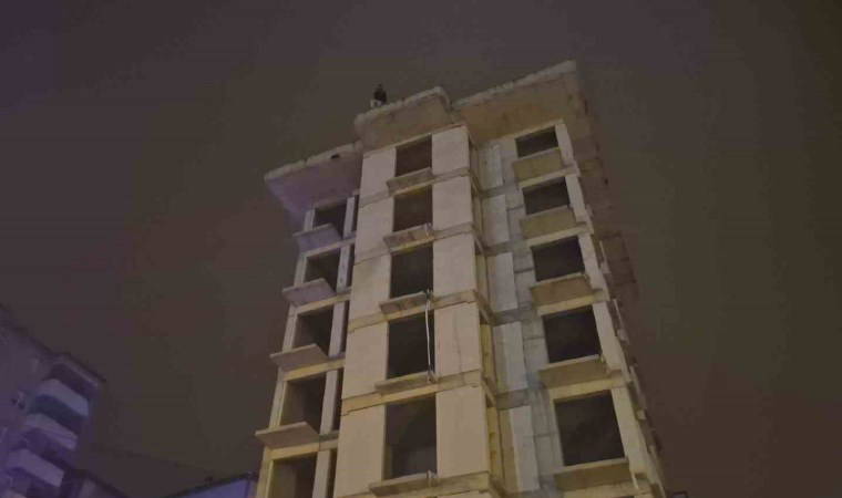 Bartın Emniyet Müdürlüğü binası önünde hareketli anlar... Babasıyla tartıştı, 8. kattan atlamaya kalkıştı!