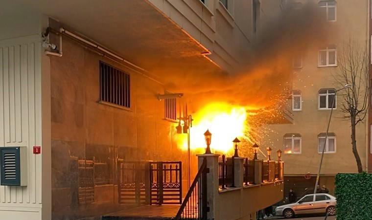 Korkutan görüntü kamerada: Avcılar'da elektrik panosunda patlama
