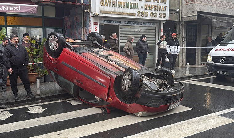 İstanbul'da korkutan anlar... Park halindeki araçlara çarpıp takla attı