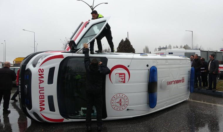 Kütahya'da faciadan dönüldü: Ambulansla otomobil çarpıştı!