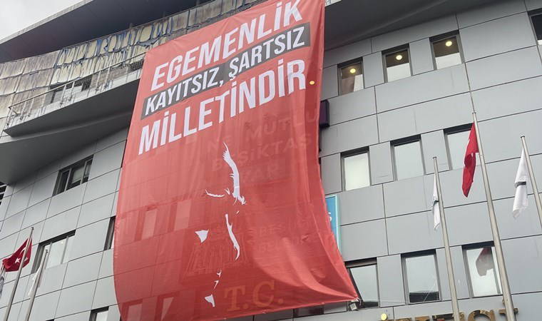 Beşiktaş Belediyesi binasına dev poster asıldı: 'Egemenlik kayıtsız, şartsız milletindir'