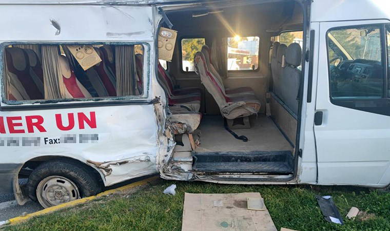 Mardin'de TIR, fabrika işçilerini taşıyan servis ile çarpıştı: 11 yaralı