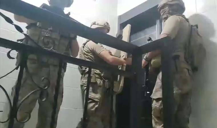 İzmir'de FETÖ operasyonu: 17 gözaltı