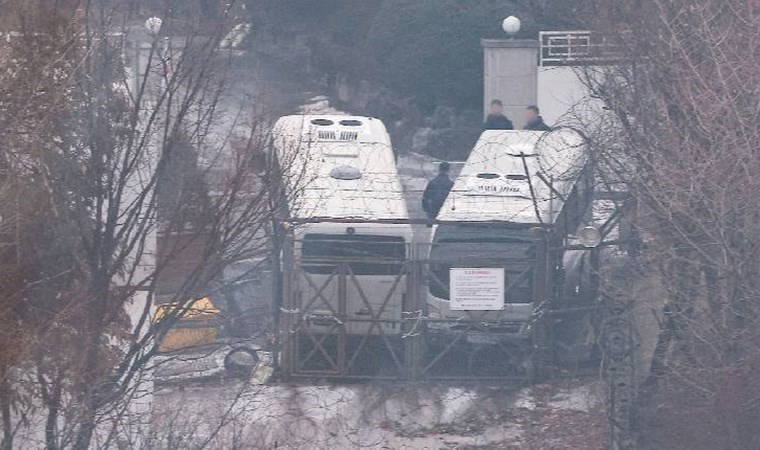 Devlet başkanının sorgulandığı ofisin önünde kendini yaktı